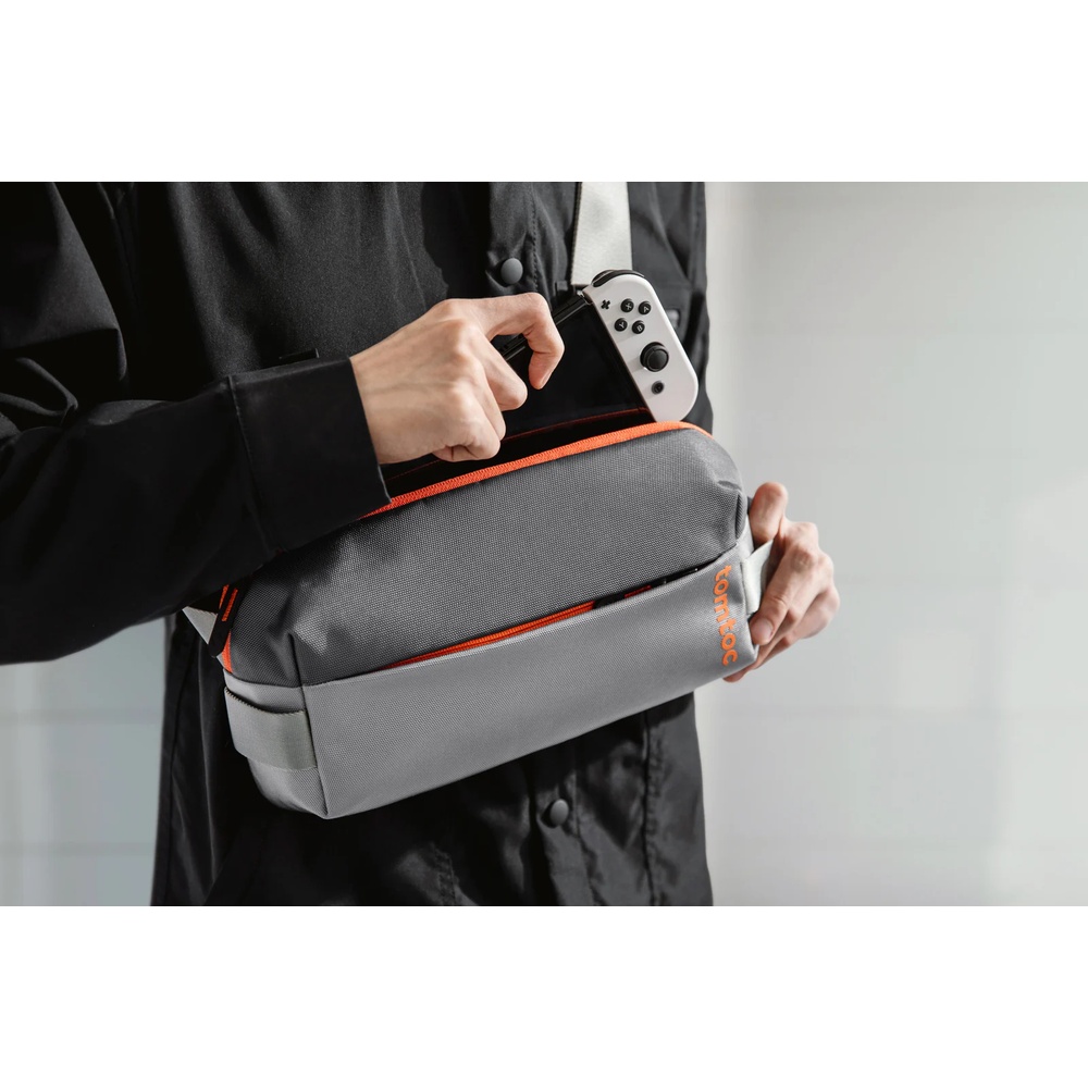 BOLSO TIPO BANDOLERA T21S1G1 GRIS ESPACIAL TOMTOC