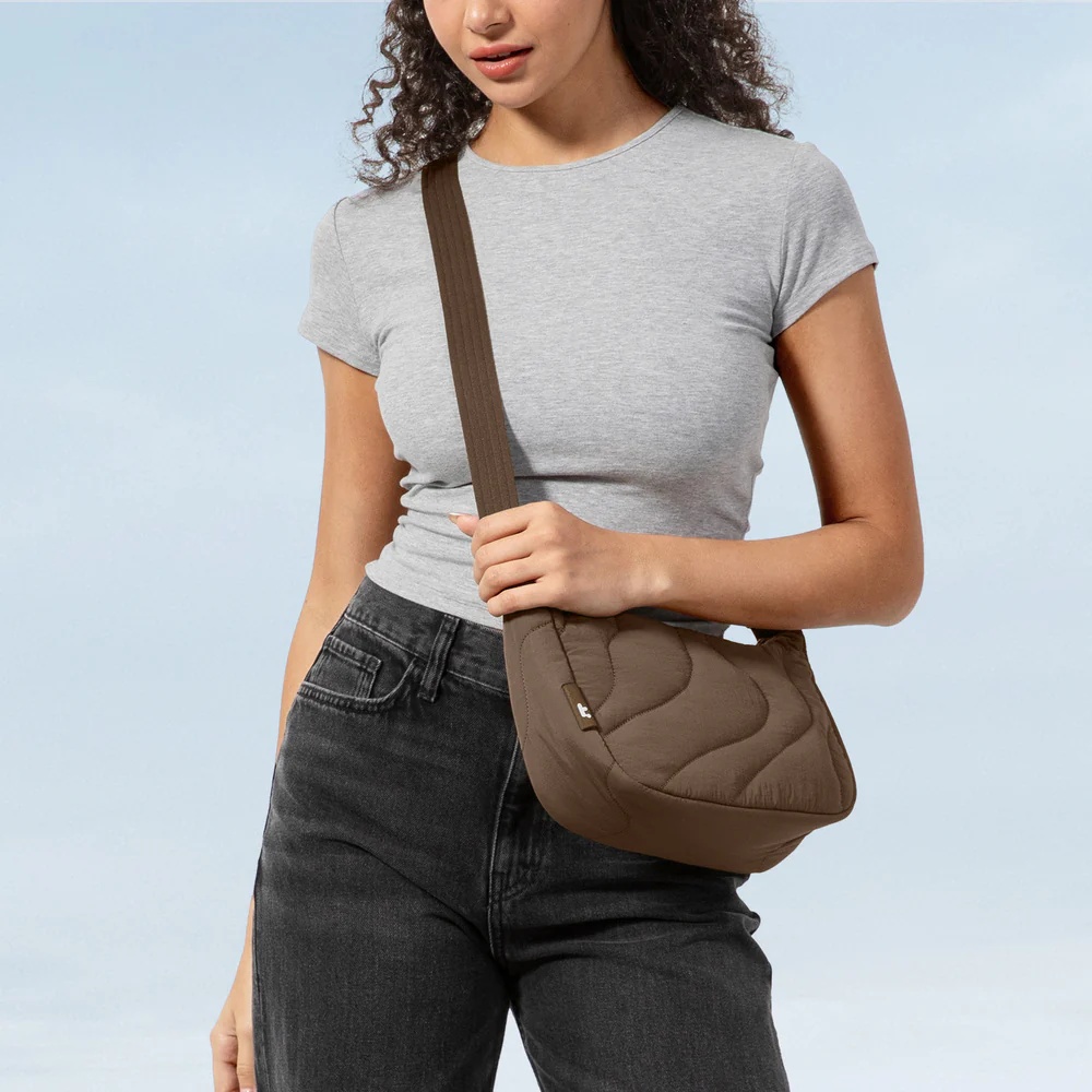 BOLSO CRUZADO ACOLCHADO T34S1Y1 SOMBRA DE TIERRA TOMTOC